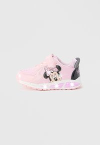 Chaussure de sport rose à finition brillante, avec un graphisme Minnie Mouse sur le côté, une bride à Velcro et une semelle lumineuse.
