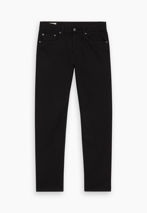 Zwarte rechttoe rechtaan jeans met voor- en achterzakken, riemlussen en een knoop- en ritssluiting, plat gelegd op een witte achtergrond.