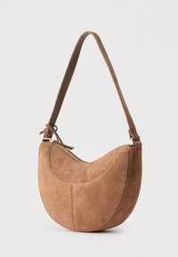 Καφέ σουέντ τσάντα χειρός με στρογγυλεμένο, ημισεληνοειδές σχήμα, κλείσιμο με χρυσό φερμουάρ και καφέ δερμάτινο λουράκι. Διαθέτει λείο υφή και διακριτικές ραφές.