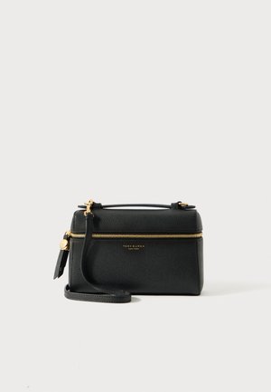 Bolsa crossbody de couro texturizado preto com fecho dourado, pega superior e alça de ombro destacável, apresentando um pequeno logótipo dourado na frente.