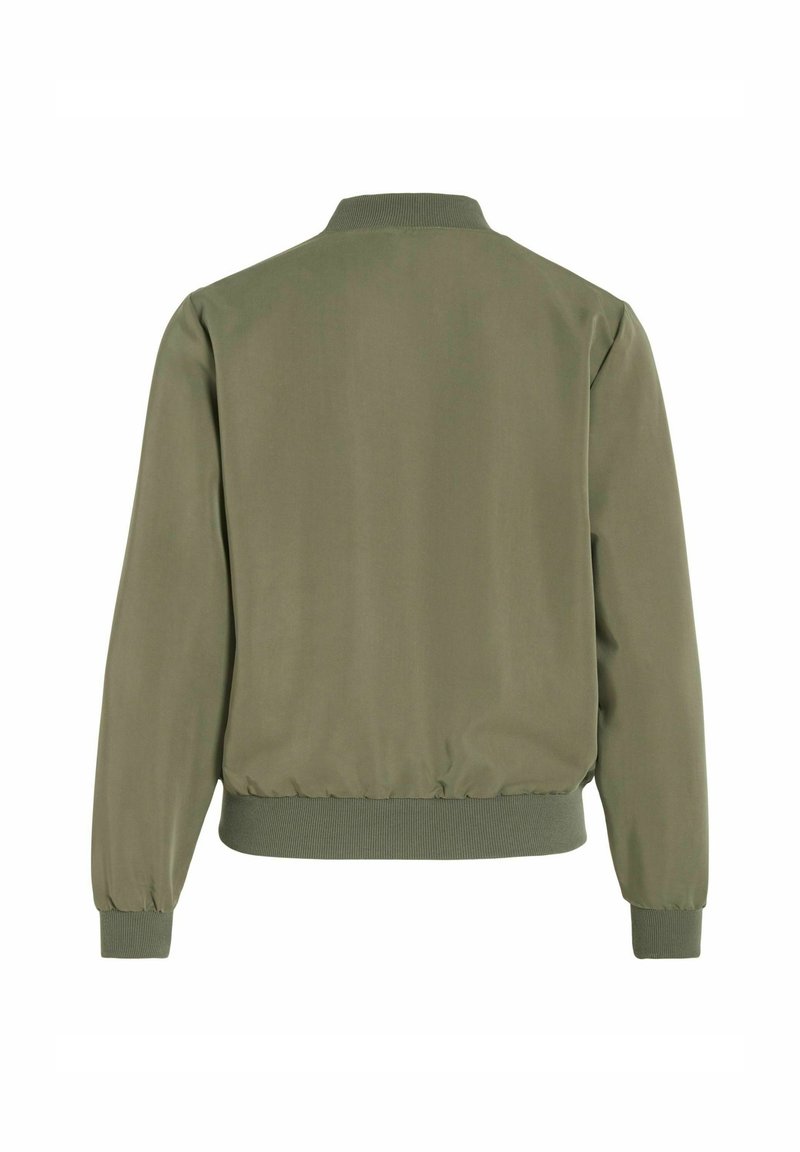 Olivgrüne Bomberjacke mit geripptem Kragen und Bündchen, mit glatter Textur und elastischem Bund, von hinten gezeigt.