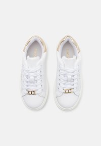 Sneaker bianchi con tomaia in pelle liscia, accenti dorati sul tallone e lacci bianchi. Presenta un dettaglio decorativo con fibbia metallica.