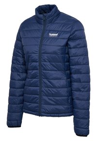 Navy blue jacket z ocieplanym materiałem, o pikowanym wzorze, wysokim kołnierzu i zapięciu na zamek. Posiada białe logo na lewej piersi oraz elastyczne mankiety.