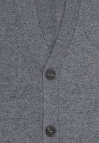 Szary, dziany kardigan z dekoltem w serek i dwoma ciemnymi, okrągłymi guzikami zapiętymi pionowo z przodu.