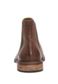 Bottes de cheville en cuir marron avec une finition lisse, des panneaux latéraux en élasthanne, un talon empilé et des accents en tissu gris texturé contrasté.