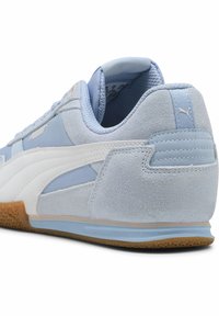 Sneaker azzurro chiaro con tomaia in suede e nylon, dettagli bianchi, suola in gomma naturale e particolare texture sul tallone.