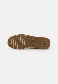 Semelle de chaussure en caoutchouc de couleur marron, avec une texture à pois et des rainures pour l'adhérence. Comprend le logo "paul green" en relief.