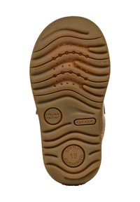 Suola di scarpa in gomma con un motivo ondulato. Presenta testo impresso: "GEOX," "BREVETTO ITALIANO," "MORBIDAMENTE IMBOTTITO," e "FLEXY." Colore: marrone chiaro.