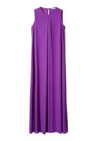 Robe longue violette sans manches avec un col rond, présentant un devant plissé et un détail de dos avec une ouverture en forme de goutte. Confectionnée en tissu lisse.