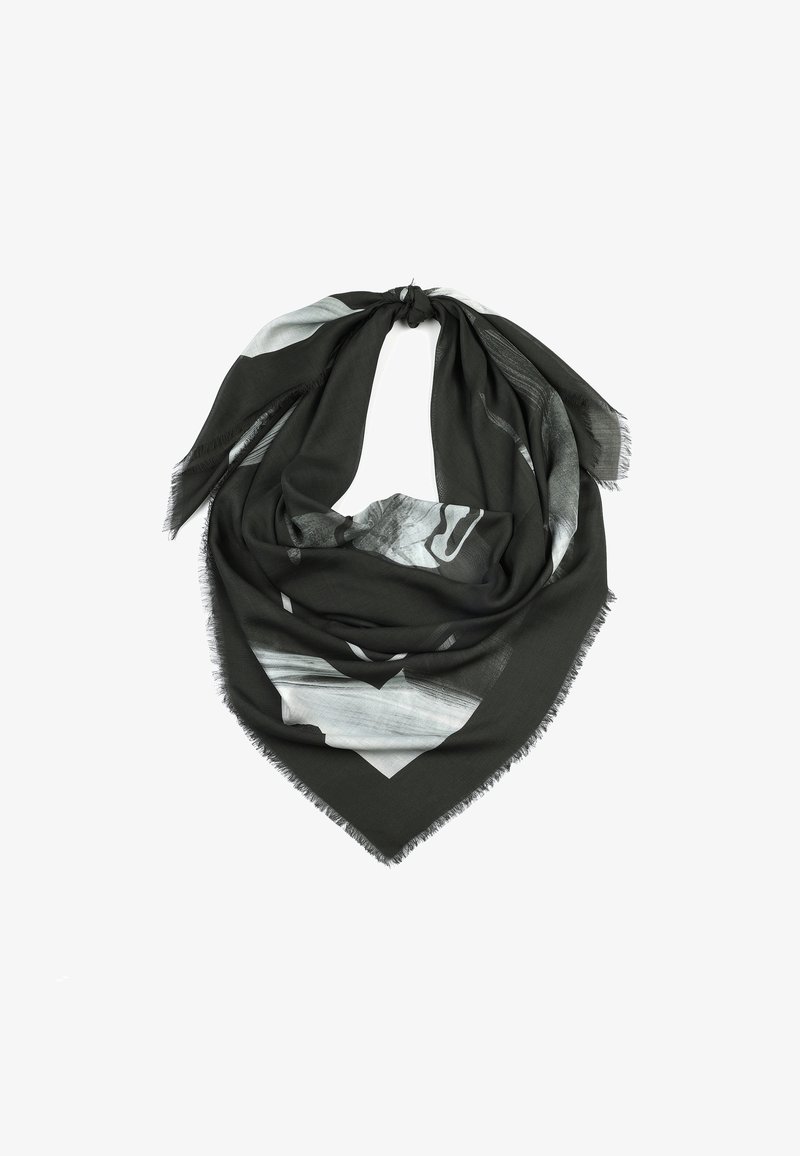 Svart och grå mönstrad scarf, tillverkad av mjukt tyg, med en triangulär form och delikat frans längs kanterna.