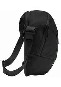 Schwarze Crossbody-Tasche mit strukturiertem Design, aus Textilstoff gefertigt, mit verstellbarem Tragegurt, Reißverschlusstaschen und reflektierenden Akzenten.