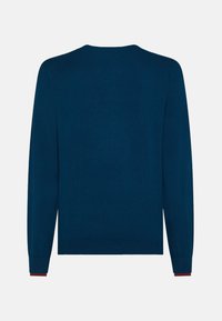 Marineblauer Pullover mit langen Ärmeln, gerippten Bündchen mit einem kontrastierenden burgunderfarbenen Akzent, glatter Textur und rundem Ausschnitt.