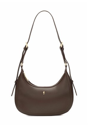 Ciemnobrązowa skórzana torebka na ramię o zaokrąglonym kształcie, z regulowanym paskiem i małym złotym emblematem na przodzie.