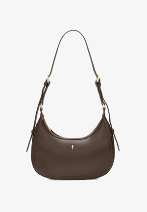 Ciemnobrązowa skórzana torebka na ramię o zaokrąglonym kształcie, z regulowanym paskiem i małym złotym emblematem na przodzie.