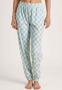 Lichte, gemusterde slaapbroek in het wit, met blauwe floral ontwerpen en een elastische tailleband met taps toelopende enkels.