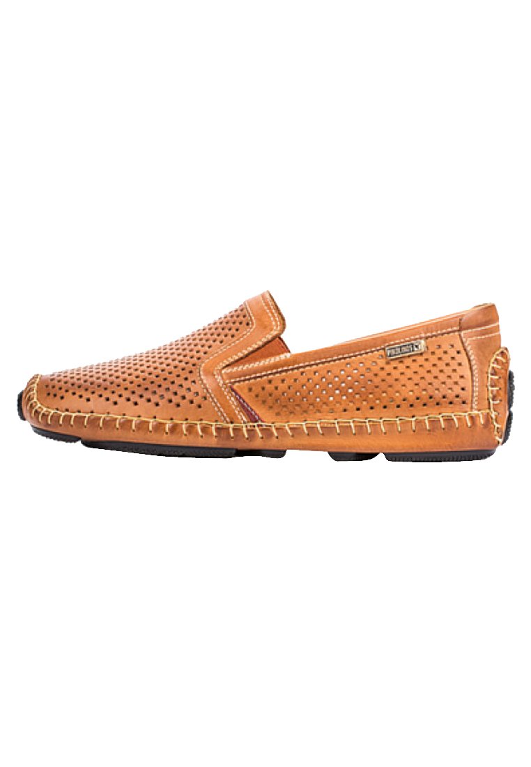 Zapatos de piel marrón tipo slip-on con diseño perforado, costuras contrastantes a lo largo de los bordes y suela de goma para mayor tracción.