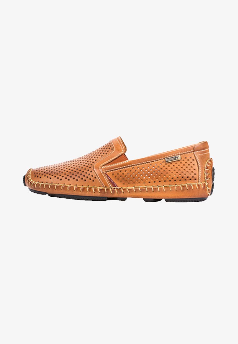 Zapatos de piel marrón tipo slip-on con diseño perforado, costuras contrastantes a lo largo de los bordes y suela de goma para mayor tracción.