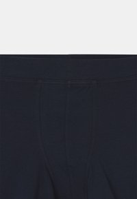 Sous-vêtements en coton bleu marine avec une texture lisse, dotés d'une ceinture standard et d'un devant sans coutures, adaptés à un usage quotidien.