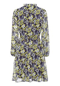 Robe à manches longues, longueur genou, avec ourlet volanté et imprimé géométrique multicolore dans des tons de jaune, bleu marine, blanc et vert.