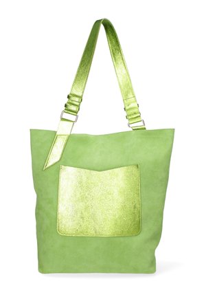 Sac fourre-tout en daim vert avec une poche métallique verte. Il possède une large bandoulière avec une quincaillerie réglable, une texture lisse et un design simple.