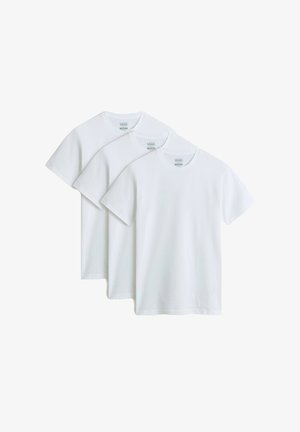 Tři jednoduché bílé trička, design s kulatým výstřihem, krátké rukávy, vyrobené z měkké bavlněné látky, bez viditelných vzorů nebo grafik.