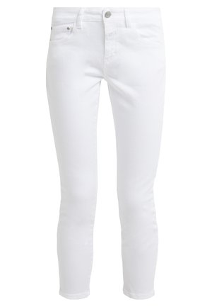 Valkoiset skinny-farkut, joissa edessä nappi ja vetoketju, viiden taskun malli ja vyölenkit, nilkanmittainen leikkaus.