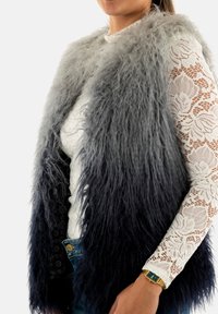 Gilet in pelliccia sintetica con una sfumatura dal grigio chiaro al blu navy scuro, caratterizzato da una superficie testurizzata e pelosa e una fodera a fantasia.