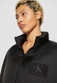 Calvin Klein Jeans OVERSIZED QUILTED PUFFER - Klasický kabát - ck black