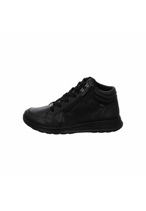 Zapatilla negra de media altura hecha de cuero texturizado, con punta redonda, cierre de cordones y cremallera lateral para un acceso fácil.