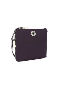 Clutch bag in tessuto viola con superficie liscia, hardware in argento, chiusura con zip e dettaglio con logo sulla parte anteriore.