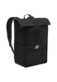 Schwarzer Rucksack mit Roll-Top-Design, ausgestattet mit einem Schnallenverschluss, strukturiertem Shape und einer Fronttasche. Hergestellt aus strapazierfähigem Stoff.
