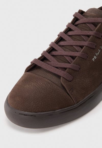 Sneaker din suede maro cu un finisaj texturat, vârf rotund și șireturi asortate. Prezintă o talpă din cauciuc închis și un detaliu subtil al logo-ului.