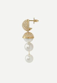 Orecchini in tonalità oro con una sezione superiore scintillante e decorata con strass, e tre perle bianche lisce e lucide.