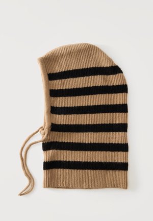 Capuche en maille côtelée beige avec des rayures horizontales noires et des cordons sur fond blanc.