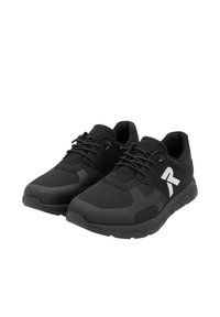 Scarpe sportive nere con tomaia in tessuto a rete, suola in gomma, chiusura con lacci e un logo bianco sul lato. Presenta dettagli di design testurizzati.