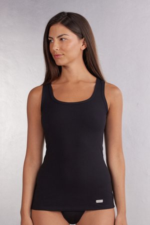 Zwarte tanktop van rekbare stof, met een ronde halslijn en smalle schouderbanden. Gladde textuur met een klein logo-label aan de onderkant.