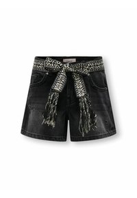 Shorts en denim noir avec une ceinture en tissu à motifs avec franges. Les shorts ont une texture déchirée et un design à cinq poches.