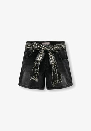 Sorte denimshorts med et mønstret stofbælte med frynser. Shortsene har en slidt tekstur og fem-lomme design.