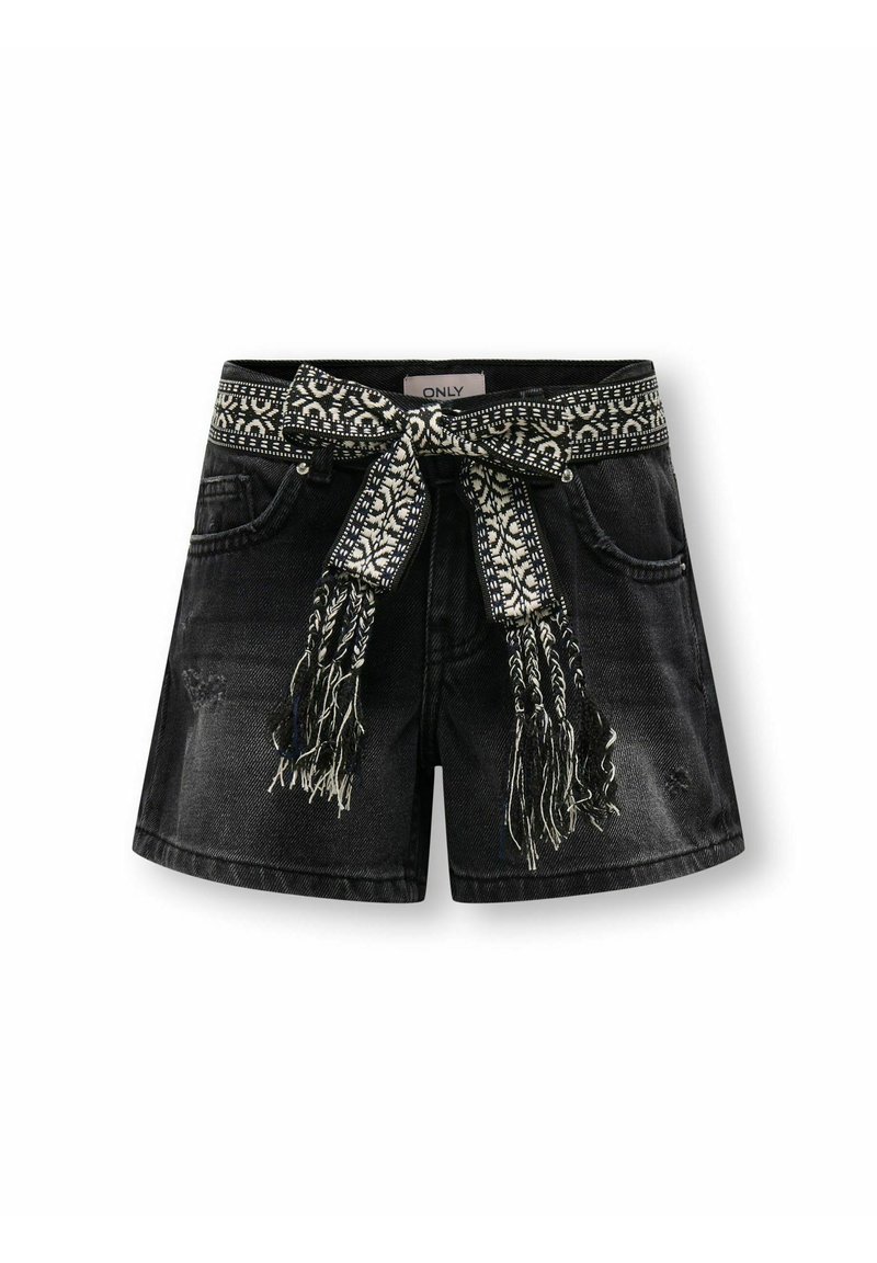 Shorts en denim noir avec une ceinture en tissu à motifs avec franges. Les shorts ont une texture déchirée et un design à cinq poches.