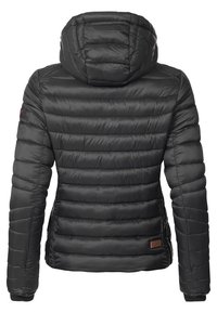 Sort pufferjakke med hætte, der har vandret quiltning, en tekstureret overflade og et brunt læderlogo på venstre ærme.