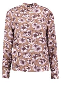 Blusa a maniche lunghe in tessuto marrone con motivo floreale nei toni del viola e del verde, dall'collo alto e silhouette aderente.