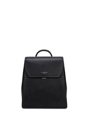 Zaino strutturato in pelle nera con manico superiore, chiusura a patta e piccolo logo dorato sulla parte anteriore.