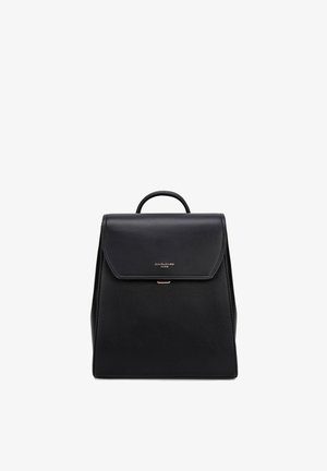 Zaino strutturato in pelle nera con manico superiore, chiusura a patta e piccolo logo dorato sulla parte anteriore.