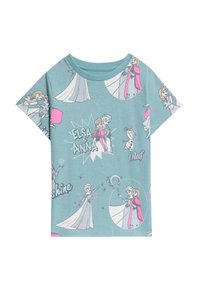 Camiseta de color azul claro hecha de algodón con mangas cortas, que presenta ilustraciones impresas de Elsa, Anna y Olaf en varias poses y acentos de texto.