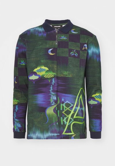 Långärmad polo skjorta med ett grönt, blått och lila abstrakt mönster, med krage och dragkedja i halsen, tillverkad av texturerat tyg.
