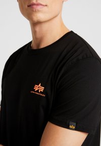 Alpha Industries SMALL LOGO - Basic póló - black / neon orange