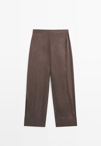 Braune, weit geschnittene, kurze Hose mit einer Gesäßpaspeltasche und aufgekrempelten Säumen, flach auf weißem Hintergrund dargestellt.