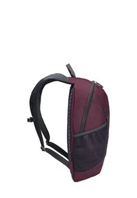 Bordeauxfarbene Rucksack mit schlankem Design, ausgestattet mit einer strukturierten Netzseite und grauen verstellbaren Trägern. Enthält einen oberen Griff und Reißverschlussverschlüsse.