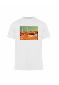 Witte katoenen t-shirt met een grafisch ontwerp van een rotsachtig landschap, een groene lucht en de tekst "face the journey" in vetgedrukte, moderne lettertype.