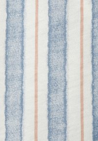 Kokvilnas audums ar vertikālām svītrām mīkstā zilo un persiku krāsā, kas pārmaiņus mijas ar baltām daļām. Tekstūrētā virsma piešķir dizainam dziļumu.